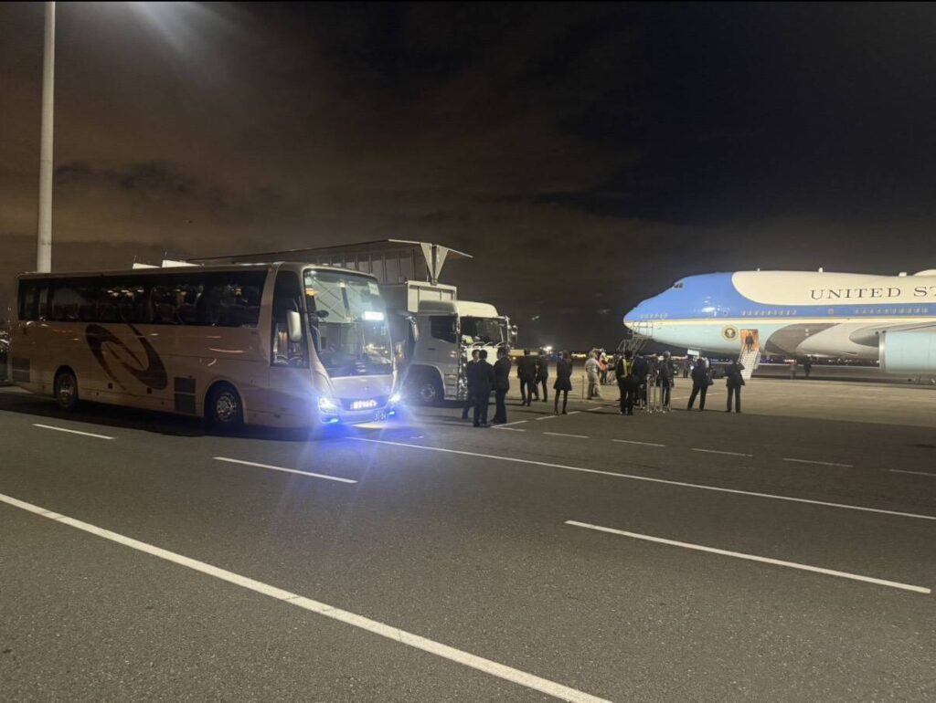エアフォースワンと並ぶ彩京リムジンの送迎バス。トランプ大統領来日で起用された歴史的瞬間。